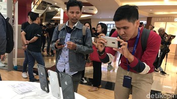 Pengunjung bisa experience secara langsung dengan produk-produk Apple. Foto: Adi Fida Rahman/detikINET