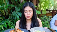 Makan yang mana dulu yah? kata Rasyena pada captions foto ini. Ia memegang dua porsi makanan yang sudah siap dilahapnya.  Foto: instagram rasyena