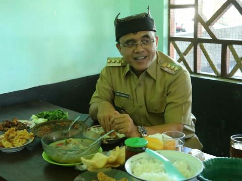 Bupati Anas sedang kulineran/