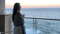 There terlihat tengah menikmati pemandangan lautan di Malibu, California. Kali ini ia ditemani segelas champagne. Foto: Instagram theresawienathan