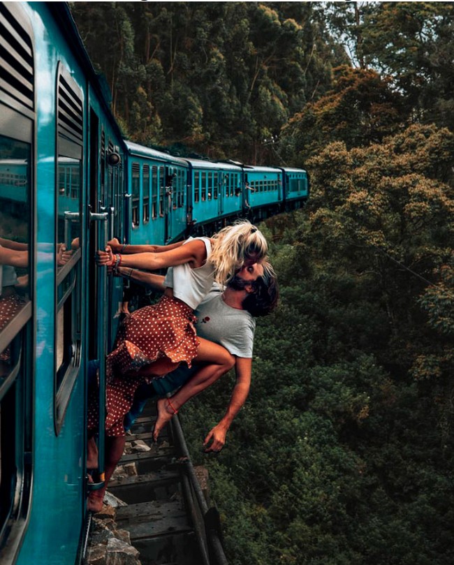 Pasangan lain yang mendapat banyak kritikan karena pose mesra tapi berbahaya adalah Camille dan Jean yang dikenal sebagai @backpackdiariez. Ketika bepergian ke Sri Lanka, mereka berfoto di tepi kereta berjalan saat melewati sebuah jurang. Foto: Instagram