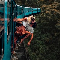 Pasangan lain yang mendapat banyak kritikan karena pose mesra tapi berbahaya adalah Camille dan Jean yang dikenal sebagai @backpackdiariez. Ketika bepergian ke Sri Lanka, mereka berfoto di tepi kereta berjalan saat melewati sebuah jurang. Foto: Instagram