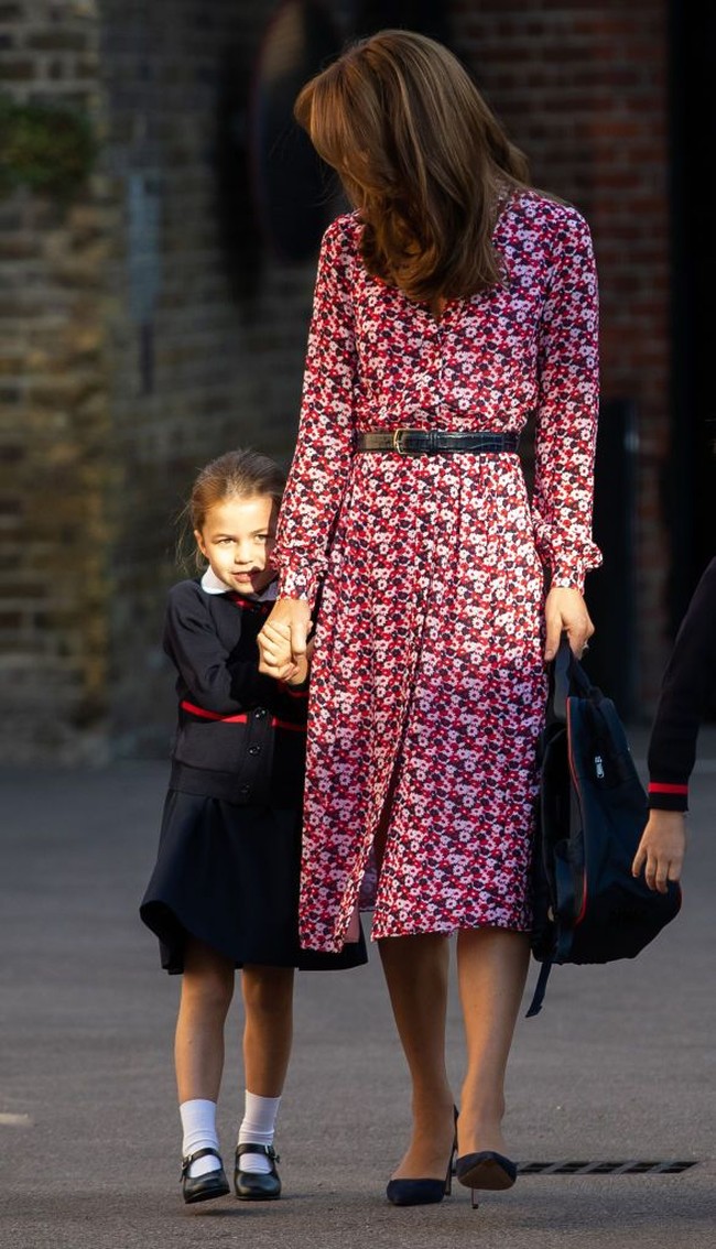 Sang Duchess of Cambridge lalu menyempurnakan gayanya dengan ikat pinggang hitam berbahan kulit. Tidak ketinggalan heels berwarna biru navy. (Foto: Aaron Chown - WPA Pool/Getty Images)