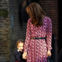 Sang Duchess of Cambridge lalu menyempurnakan gayanya dengan ikat pinggang hitam berbahan kulit. Tidak ketinggalan heels berwarna biru navy. (Foto: Aaron Chown - WPA Pool/Getty Images)