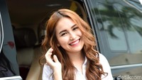 Ayu tampak makin menawan dengan gaya rambut panjangnya dengan aksen bergelombang. Foto: Noel/detikFoto