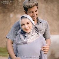 Irish Bella dan Ammar Zoni kompak memakai busana serba abu-abu di pemotretan kehamilan. Irish Bella yang tampil beda dengan hijab mengenakan busana rancangan Evelin Gunawijaya. Sedangkan Ammar Zoni dibalut kemeja dari Wong Hang Tailor. Foto: instagram @dierabachir