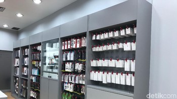 Kamu juga bisa mendapati aneka aksesori konektor Apple. Foto: Adi Fida Rahman/detikINET