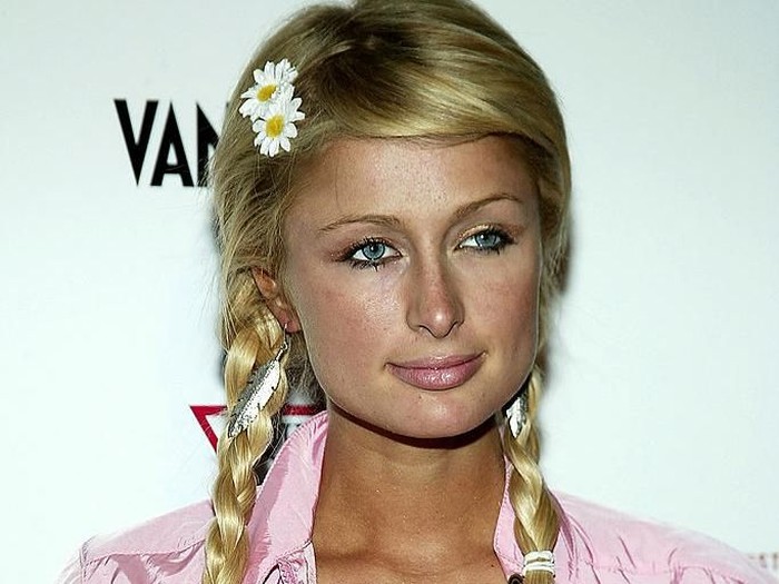 gaya rambut murahan LOS ANGELES, CA - FEBRUARY 26: Socialite Paris Hilton attends the Vanity Fair Amped pre-Oscar party to benefit the Justin Timberlake Foundation at the Continental Hyatt House on February 26, 2004 in Los Angeles, California. (Photo by Frank Miceotta/Getty Images)