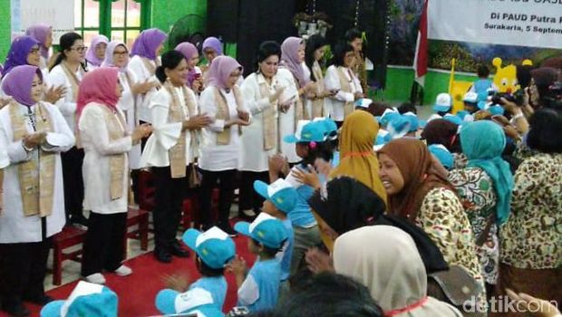 Iriana Jokowi dan Mufidah Jusuf Kalla berkunjung ke PAUD Putra Pertiwi di Kelurahan Gilingan, Kecamatan Banjarsari, Solo.