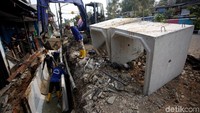 Petugas menyelesaikan pembangunan gorong-gorong di kawasan Jalan Kemayoran Gempol, Jakarta, Kamis (5/9/2019).