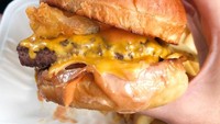 Setangkup burger ini memang tampak berantakan tapi Rasyena malah ketagihan. Burger ini sukse bikin ia pengen lagi dan lagi.  Foto: instagram rasyena