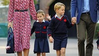 Putri Charlotte bahkan sempat melambaikan tangan ke arah fotografer yang menunggunya itu. Aaron Chown - WPA Pool/Getty Images