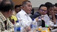 Rapat dipimpin Ketua Komisi I Abdul Kharis dan digelar terbuka. Sebelumnya terjadi perdebatan apakah rapat digelar secara tertutup atau terbuka. Melalui voting akhirnya diputuskan sesi paparan dilakukan secara terbuka. 