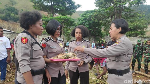 Upacara bakar batu di Sentani, Papua, Kamis (5/9/2019)