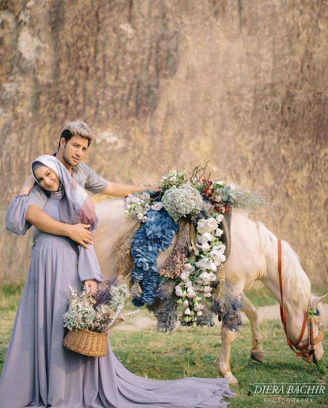 Bertabur rangakaian bunga yang cantik menambah estetik foto maternity Irish Bella dan Ammar Zoni. Foto: instagram @dierabachir