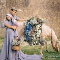 Bertabur rangakaian bunga yang cantik menambah estetik foto maternity Irish Bella dan Ammar Zoni. Foto: instagram @dierabachir