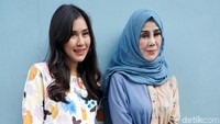 Syahnaz Sadiqah dan Amy Qanita saat ditemui di studio Trans TV, Kapten Tendean, Jakarta Selatan pada Rabu (4/9). Pool/Palevi S/detikFoto.