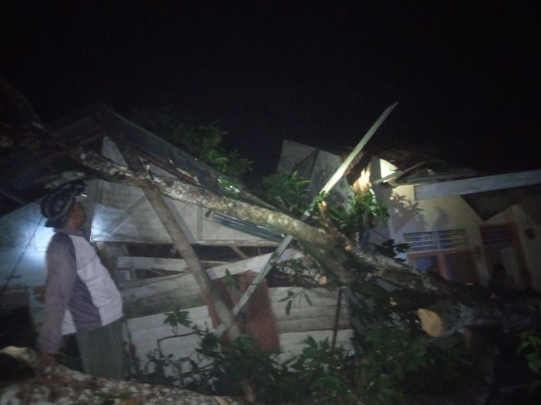Angin Kencang Landa Aceh Utara, 13 Rumah Warga Rusak Angin Kencang Landa Aceh Utara, 13 Rumah Warga Rusak