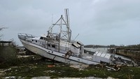 Sebuah kapal juga nampak mengalami kerusakan cukup berat di kawasan kota Pelabuhan Mars yang berada di Pulau Abaco, Bahama. Dante Carrer/Reuters.