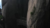 Mundur sedikit sebelum tahun 1987, masyarakat lokal harus berjalan di atas jurang di Pegunungan Huangshan. Jalan gantung dibuat di pinggir tebing supaya masyarakat bisa lewat. (Tripadvisor)
