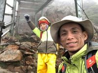 Viral Kisah Haru Bocah 8 Tahun Bawa Foto Ibunya Daki Gunung Tertinggi