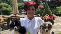 Ibundanya dan sang nenek menjalani hidup sebagai buruh pertanian dan pernah dipenjara akibat Hope yang berusia 14 tahun itu mencuri sebuah stocking. Dok. Instagram/sharonosborne