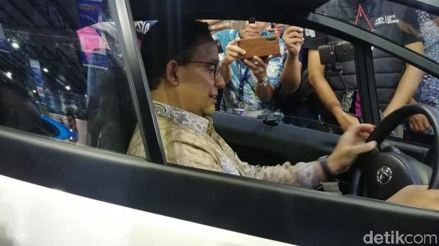 Anies duduk di kabin mobil listrik mungil Toyota i-Road