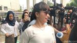 Senyum Roro Fitria Tanpa Baju Tahanan Jelang Persidangan