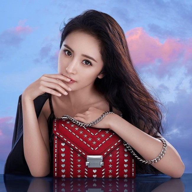 Foto itu memancing kemarahan netizen yang menilai jika Yang Mi melupakan putrinya karena memilih untuk menghabiskan waktu luangnya dengan teman pria daripada dengan keluarganya. Foto: Instagram