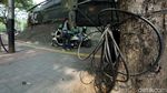 Aduh! Kabel Semrawut Ganggu Trotoar Jalan Lauser