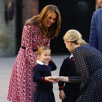 Untuk momen spesial tersebut, Kate tampil stylish dengan shirt-dress bermotif floral dari Michael Kors. Dikabarkan Daily Mail, gaun tersebut dijual seharga 215 pound sterling atau sekitar Rp 3,7 juta. (Foto: Aaron Chown - WPA Pool/Getty Images)