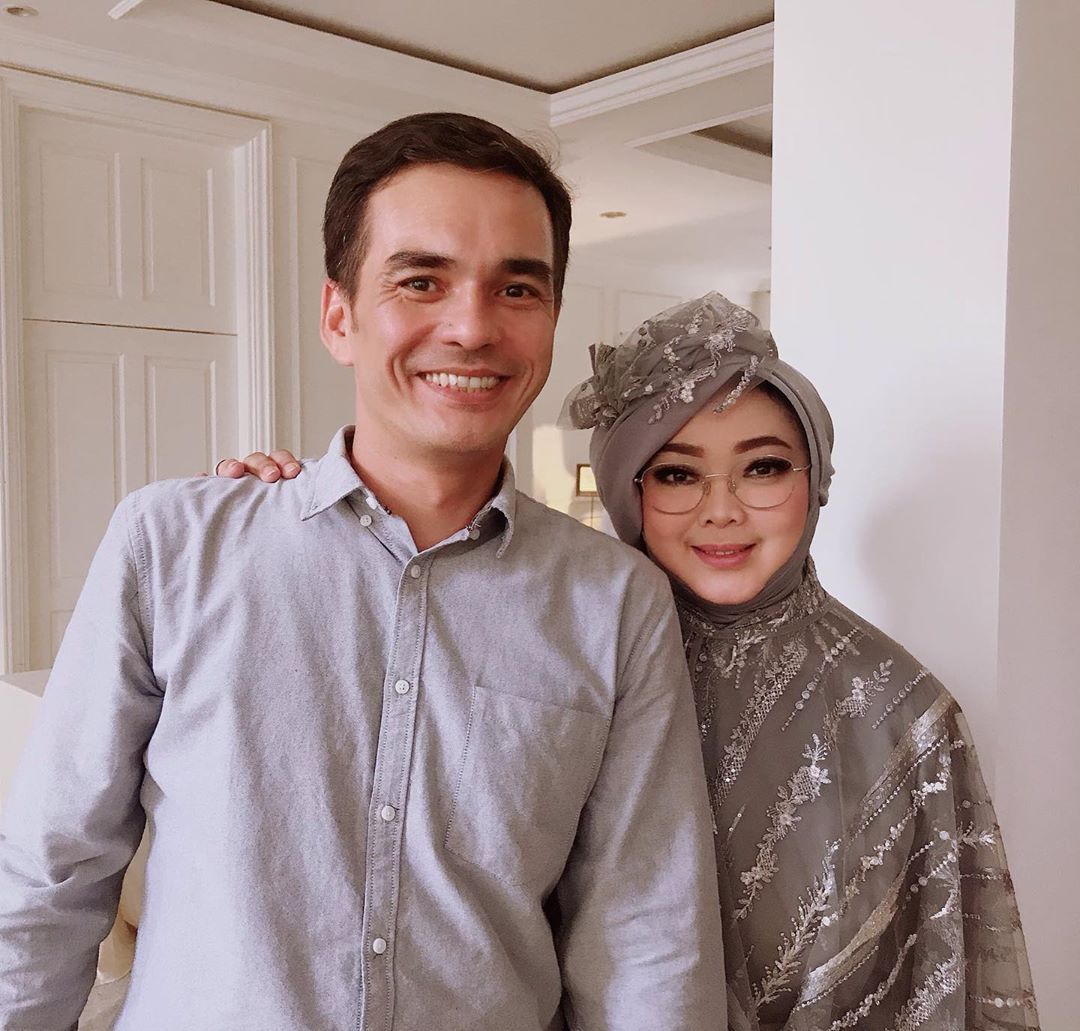 Rina Gunawan dan Teddy Syach