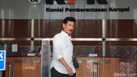 Bupati Solok Selatan Muzni Zakaria keluar gedung KPK usai diperiksa sebagai tersangka soal kasus dugaan suap proyek pembangunan Masjid Agung Solok dan Jembatan Ambayan, Kamis (5/9/2019).