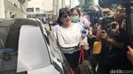 Senyum Roro Fitria Tanpa Baju Tahanan Jelang Persidangan