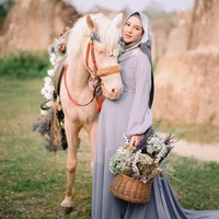 Kehadiran kuda putih yang dihiasi rangkaian bunga indah semakin memperkuat tema negeri dongeng ala Irish Bella dan Ammar Zoni. Pemotretan ini dilakukan di Taman Wisata Tebing Koja yang terletak di Cirendeu, Tangerang. Foto: instagram @dierabachir