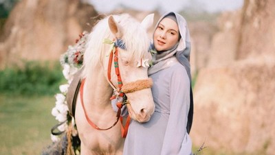 8 Gaya Irish Bella Bak Princess di Foto Hamil, Tampil Beda Pakai Hijab