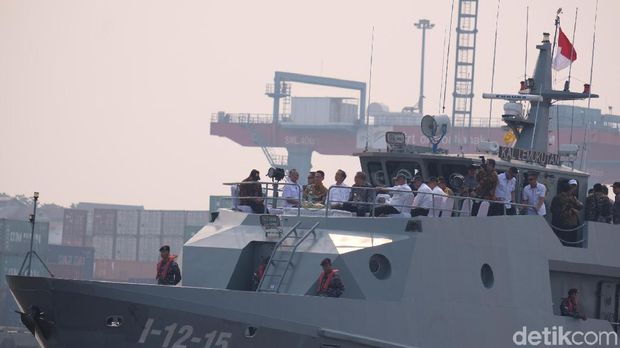 Naik Kapal TNI AL, Jokowi Tinjau Water Front Sungai Kapuas Pontianak