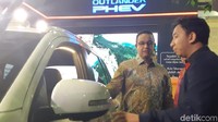 Dalam kunjungannya itu Anies tidak hanya melihat-lihat. Ia menyempatkan waktu berbincang dan menanyakan berbagai keunggulan masing-masing produk. 