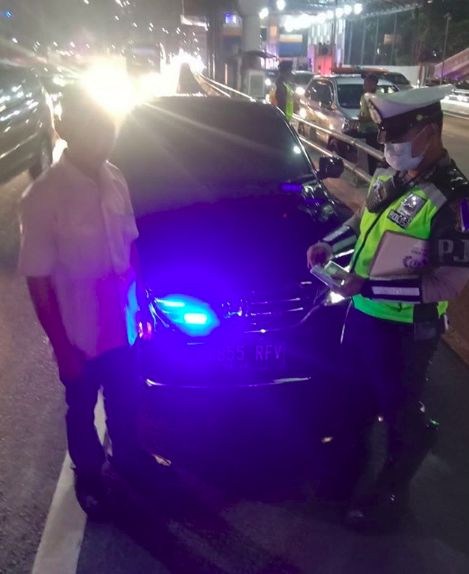 Kendaraan pribadi ditilang pakai strobo