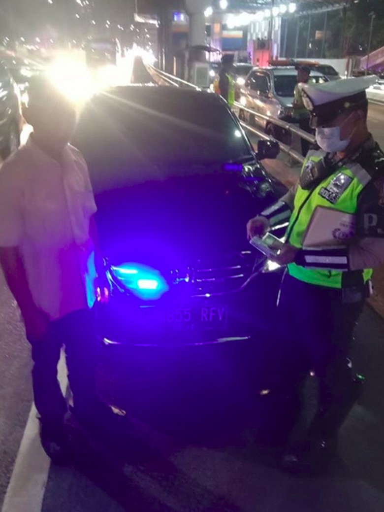 Polisi: Kendaraan Pelat Merah Tak Boleh Gunakan Strobo-Sirine Polisi: Kendaraan Pelat Merah Tak Boleh Gunakan Strobo-Sirine