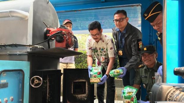 Narkoba dimasukkan ke dalam mesin untuk dimusnahkan.