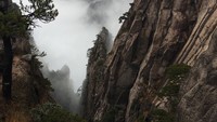 Keindahan alam Pegunungan Huangshan,Provinsi Anhui, China sudah jadi rahasia umum. Terletak di dalam pegunungannya, ada sebuah jembatan masuk dalam situs warisan dunia UNESCO. (Tripadvisor)