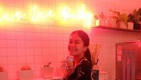 Yummy! Es krim manis jadi  pilihan teman santai wanita berambut panjang ini. Senyum yang terukir di wajah Rasyena menggambarkan suasana hatinya. Foto: instagram rasyena
