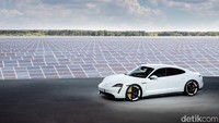 Dengan desainnya yang bersih dan murni, Taycan menandai awal era baru. Pada saat yang sama, mobil mempertahankan DNA desain Porsche yang tidak salah lagi. Dari depan terlihat sangat lebar dan rata dengan sayap yang sangat berkontur. Siluetnya dibentuk oleh garis atap sporty yang miring ke bawah ke belakang. Bagian samping yang sangat terpahat juga merupakan karakteristik. Istimewa/Dok. Porsche.