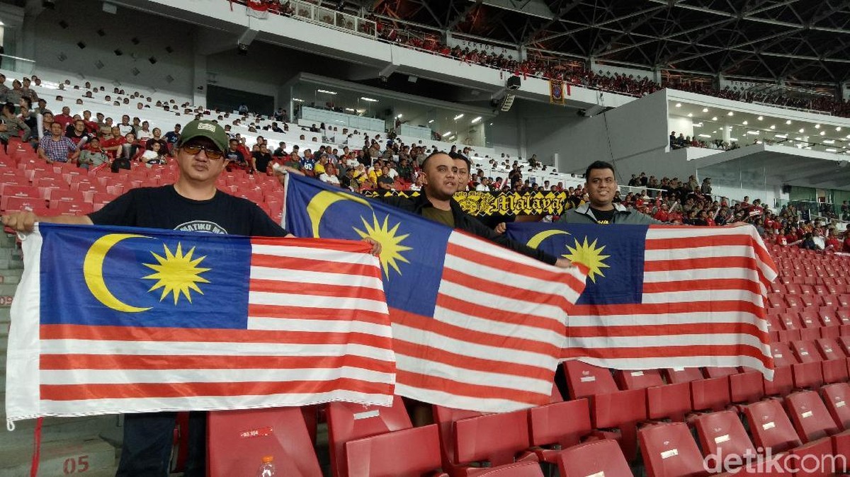 Suporter Malaysia tak mau kalah kendati kalah jumlah saat Indonesia menghadapi Malaysia di Kualifikasi Piala Dunia 2022, Kamis (5/9/2019).  (Randy Prasatya/detikSport)