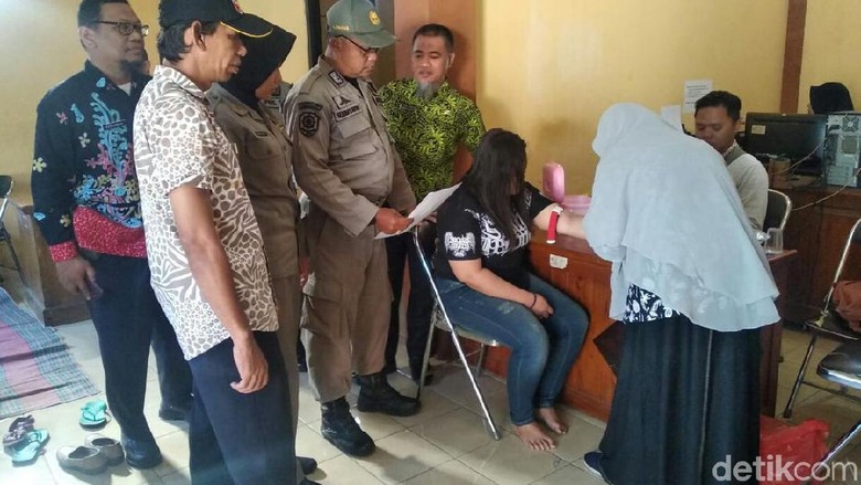 7 Wanita Diduga PSK di Situbondo Jalani Tes Kesehatan Usai Terjaring 7 Wanita Diduga PSK di Situbondo Jalani Tes Kesehatan Usai Terjaring