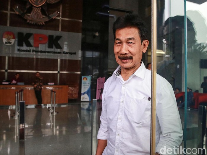 KPK memeriksa Bupati Solok Selatan Muzni Zakaria terkait kasus dugaan suap proyek pembangunan Masjid Agung Solok dan Jembatan Ambayan, Kamis (5/9/2019). Muzni dipanggil sebagai tersangka dalam pemeriksaan lanjutan ini.
