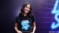 Della Dartyan turut tampil di film Love For Sale 2.  Foto: Ismail/detikFoto