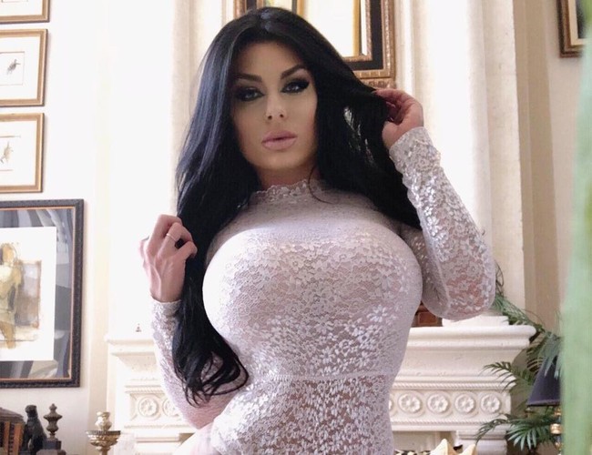 Wanita 31 tahun itu mengaku sejak kecil telah terobsesi ingin punya payudara besar. Lindi mengatakan bahwa dia terinspirasi dengan figur tubuh tokoh kartun Jessica Rabbit.  Foto: Instagram @lmonies