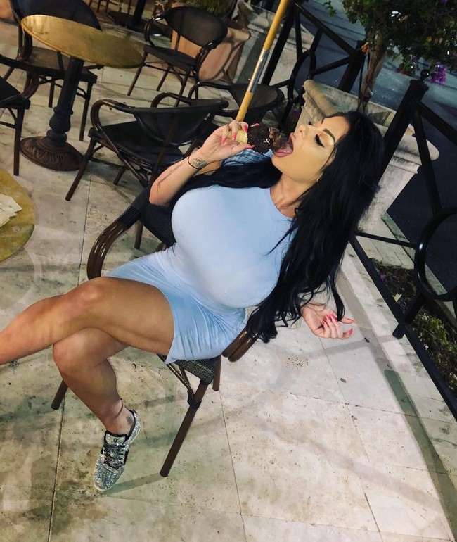 Inilah penampilan ekstrem Lindi dengan payudara besarnya. Meski punya payudara palsu, namun Lindi merasa bangga.  Foto: Instagram @lmonies